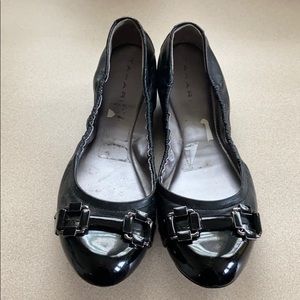 TAHARI ‘Gloria’ flats